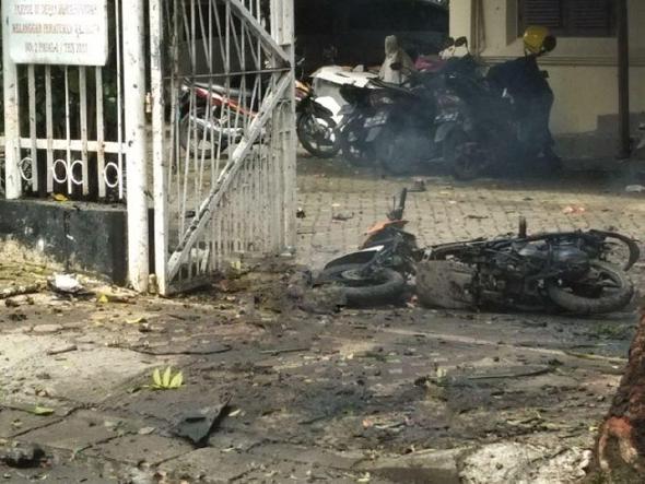 Indonesia deploys tens of thousands of police to guard churches over Christmas 1 8d18250 indonesia20bombing